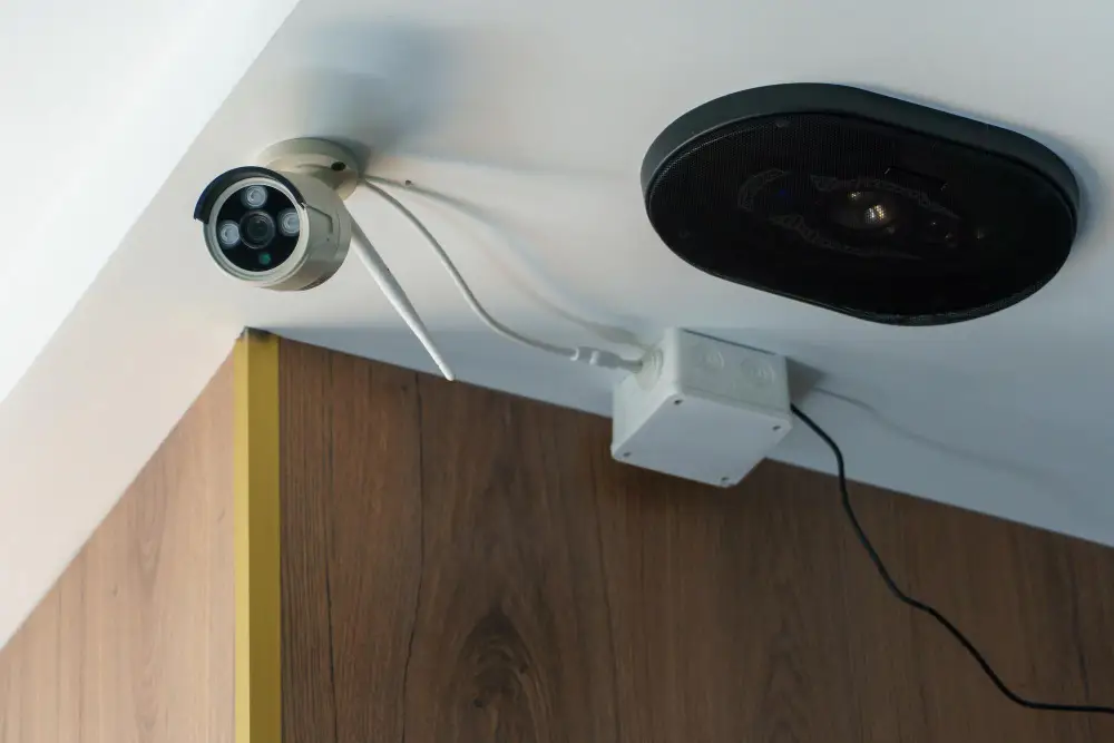 Wi-Fi камера відеоспостереження з зовнішньою антеною та ІЧ-підсвічуванням, встановлена на стелі разом із розподільною коробкою