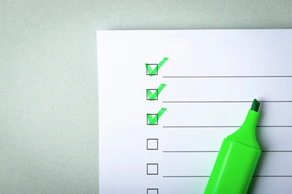 Чеклист із позначеними пунктами та зеленим маркером — список дій для діагностики Wi-Fi