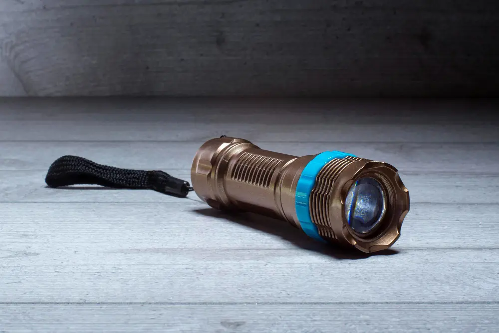 Компактный ручной LED-фонарь с ремешком и регулируемым фокусом – выбор EDC-моделей по типам и прочности