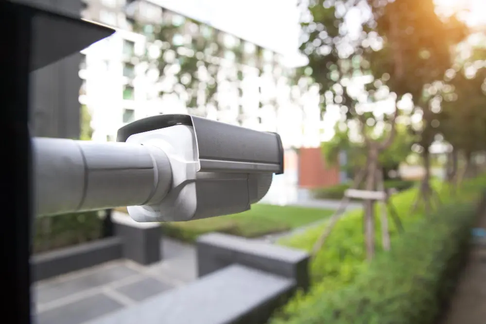 Вулична камера відеоспостереження на стовпі в парку – офлайн-система без інтернету для локальної безпеки