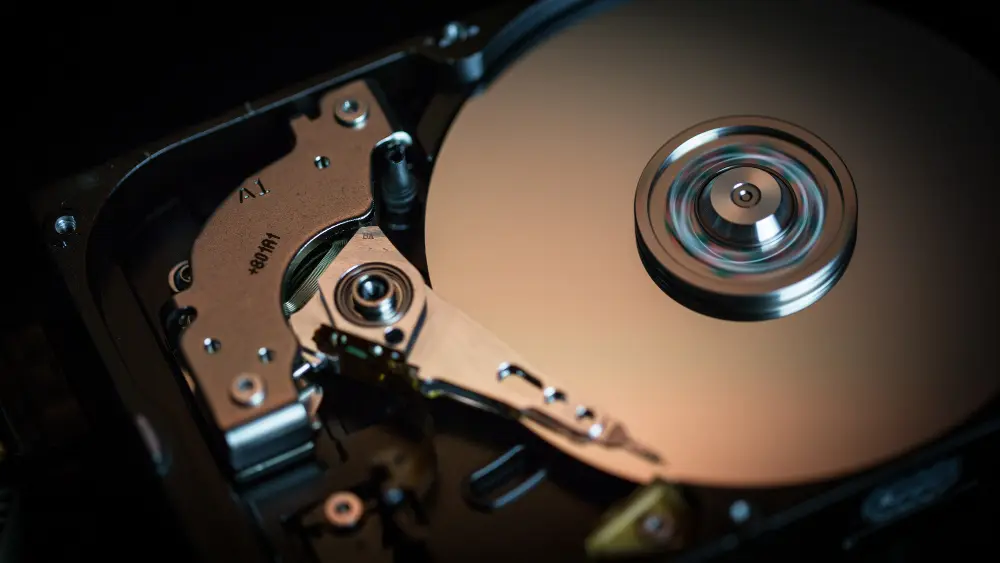 Жорсткий диск HDD з головкою читання – локальне зберігання відео в офлайн-відеоспостереженні без інтернету.