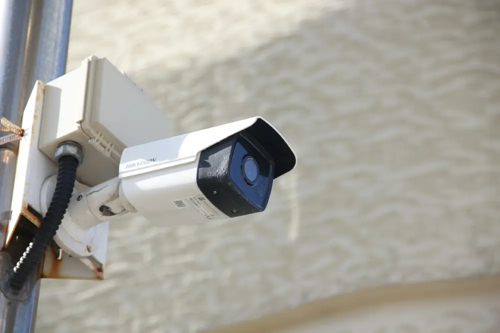 Камера відеоспостереження Hikvision на стовпі, призначена для вуличної безпеки. Сучасний гаджет для захисту території.