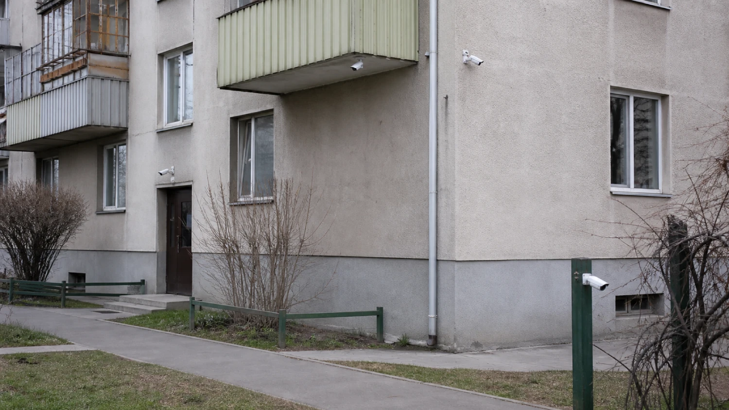 Фасад жилого дома с несколькими камерами видеонаблюдения в разных местах — типичные ситуации споров с соседями