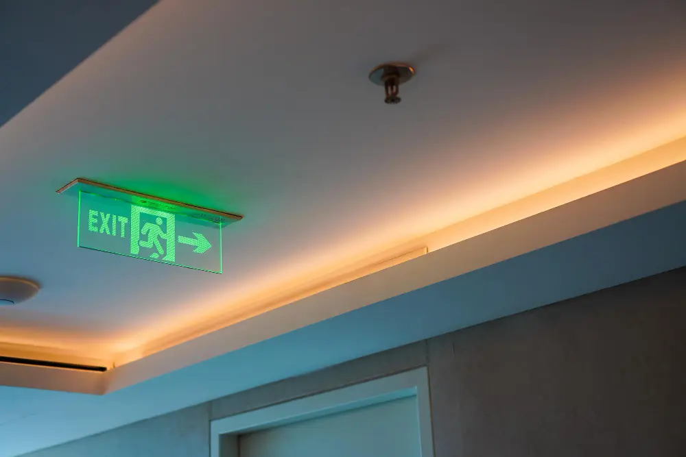 Аварійне освітлення з LED-табличкою виходу та система розумного освітлення з теплим світлом у стельовому карнизі