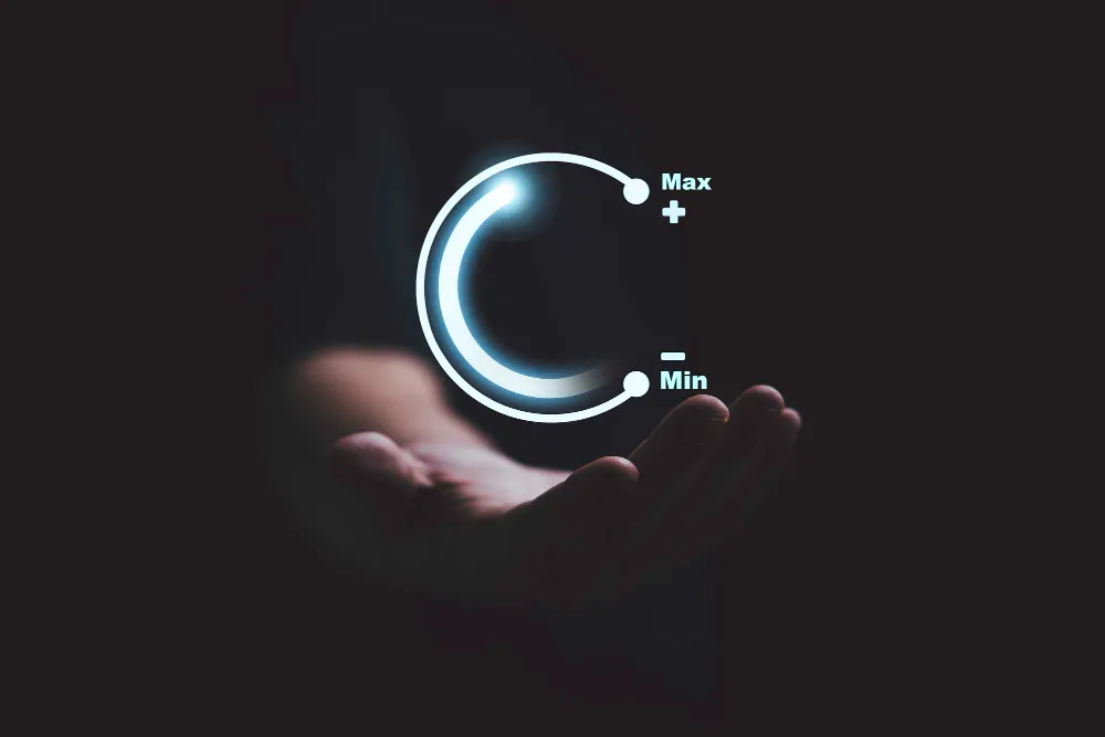 Рука тримає віртуальний індикатор рівня з позначками мінімуму та максимуму, що ілюструє процес підбору оптимальної ємності акумулятора для ДБЖ